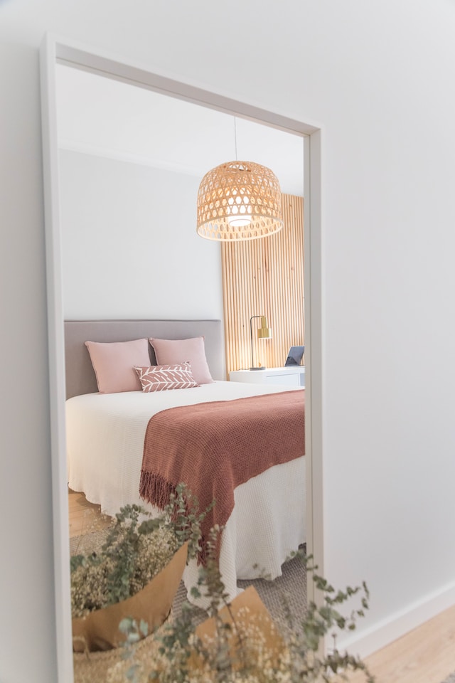 sandra rei pUt iKDb3B0 unsplash Taking Great Outfit Pictures at Home