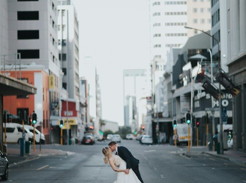 bride and groom kissing in the middle of roas